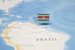Le drapeau du Surinam dans la carte du monde images stock Le drapeau du Surinam dans la carte du monde images stock