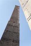 Le Due Torri The Two Towers alla conclusione via di Rizzoli immagini stock libere da diritti Le Due Torri The Two Towers alla conclusione via di Rizzoli immagini stock libere da diritti