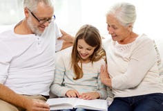 Le familjen med den hemmastadda boken royaltyfri foto Le familjen med den hemmastadda boken royaltyfri foto