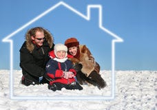 Le famille de l'hiver s'asseyent dans la maison rêveuse images stock Le famille de l'hiver s'asseyent dans la maison rêveuse images stock