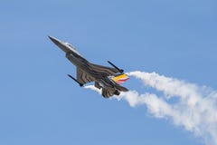 Le faucon de combat de F-16 de General Dynamics est un aéronef polyvalent de chasseur à réaction initialement développé par Gener photo stock Le faucon de combat de F-16 de General Dynamics est un aéronef polyvalent de chasseur à réaction initialement développé par Gener photo stock