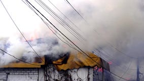 Le feu dans le bâtiment Le toit du bâtiment sur le feu Le feu dans le bâtiment Le toit du bâtiment sur le feu