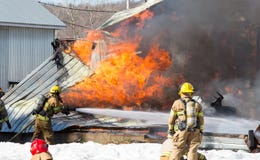 Le feu de ferme d'oeufs Grange de flambage de bataille de sapeurs-pompiers photo stock Le feu de ferme d'oeufs Grange de flambage de bataille de sapeurs-pompiers photo stock