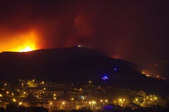 Le feu de forêt brûlant près de la ville Photos libres de droits Le feu de forêt brûlant près de la ville Photos libres de droits