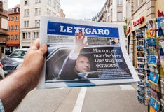 Le Figaro con reacciones de la prensa de Emmanuel Macron al legisla francés foto de archivo Le Figaro con reacciones de la prensa de Emmanuel Macron al legisla francés foto de archivo