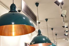 Le file delle lampade sul soffitto e dell'etichetta per l'iscrizione è vuote, per esempio il botteghino dell'iscrizione fotografia stock Le file delle lampade sul soffitto e dell'etichetta per l'iscrizione è vuote, per esempio il botteghino dell'iscrizione fotografia stock