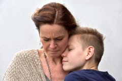 Le fils soulage la mère image stock Le fils soulage la mère image stock
