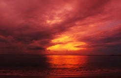 Le fond abstrait colore le feu dans le coucher du soleil d'été de ciel au-dessus de la mer Le fond abstrait colore le feu dans le coucher du soleil d'été de ciel au-dessus de la mer