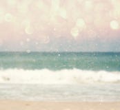 Le fond de la plage et de la mer brouillées ondule avec des lumières de bokeh, filtre de vintage photo stock Le fond de la plage et de la mer brouillées ondule avec des lumières de bokeh, filtre de vintage photo stock