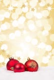 Le fond rouge de boules de Noël tient le premier rôle la carte d'or de décoration d'or Photos libres de droits Le fond rouge de boules de Noël tient le premier rôle la carte d'or de décoration d'or Photos libres de droits
