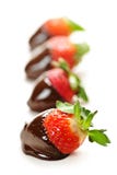 Le fragole si sono tuffate in cioccolato fotografia stock Le fragole si sono tuffate in cioccolato fotografia stock