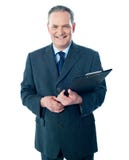 le för holding för affärsmanclipboard gammalare Royaltyfri Fotografi le för holding för affärsmanclipboard gammalare Royaltyfri Fotografi