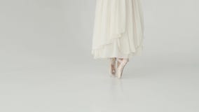 Le gambe del ` s della ballerina nel pointe calza il primo piano balletto di dancing del ballerino di balletto in un vestito bill stock footage Le gambe del ` s della ballerina nel pointe calza il primo piano balletto di dancing del ballerino di balletto in un vestito bill stock footage