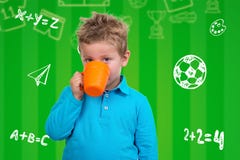 Le garçon de 3 ans aux points bleus boit d'une tasse image stock Le garçon de 3 ans aux points bleus boit d'une tasse image stock