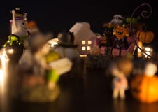 Le garçon et la fille hésitent à entrer dans la maison de partie de festival de Halloween qui est pleine avec des fantômes et des images libres de droits Le garçon et la fille hésitent à entrer dans la maison de partie de festival de Halloween qui est pleine avec des fantômes et des images libres de droits