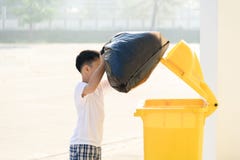 Le garçon portent des déchets photo libre de droits Le garçon portent des déchets photo libre de droits