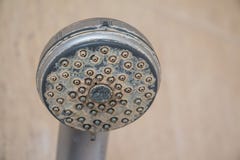 Le gisement et la rouille d'eau calcareuse sur la douche tapent Photographie stock libre de droits Le gisement et la rouille d'eau calcareuse sur la douche tapent Photographie stock libre de droits