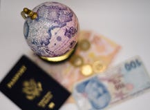 Le globe et le monde antiques voyagent aujourd'hui images stock Le globe et le monde antiques voyagent aujourd'hui images stock
