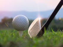 Le golf sur la pi?ce en t blanche sur la pelouse verte l? est soleil images stock Le golf sur la pi?ce en t blanche sur la pelouse verte l? est soleil images stock