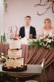 Le grand g?teau l'?pousant blanc avec le fruit est sur la table photos stock Le grand g?teau l'?pousant blanc avec le fruit est sur la table photos stock