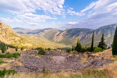 Le grec ancien Delphi Amphitheatre donnant sur les montagnes images libres de droits Le grec ancien Delphi Amphitheatre donnant sur les montagnes images libres de droits