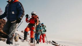 Le grimpeur exp?riment? et son ?quipe bien entra?n?e sont sur un flanc de montagne neigeux dans de pleines munitions Il contr?les clips vidéos Le grimpeur exp?riment? et son ?quipe bien entra?n?e sont sur un flanc de montagne neigeux dans de pleines munitions Il contr?les clips vidéos