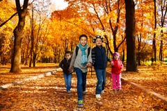 Le groupe d'enfants vont à l'école en parc d'automne images libres de droits Le groupe d'enfants vont à l'école en parc d'automne images libres de droits