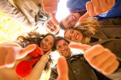 Le groupe d'hommes de sourire et les femmes en automne se garent Photos libres de droits Le groupe d'hommes de sourire et les femmes en automne se garent Photos libres de droits