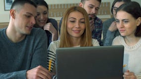 Le groupe d'étudiants discute quelque chose sur l'ordinateur portable image libre de droits Le groupe d'étudiants discute quelque chose sur l'ordinateur portable image libre de droits