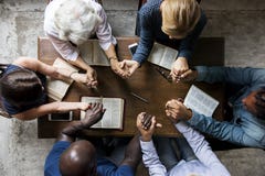 Le groupe de personnes tenant des mains priant le culte croient image stock Le groupe de personnes tenant des mains priant le culte croient image stock