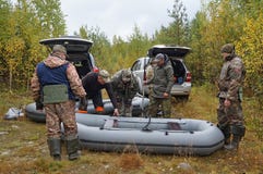 Le groupe de pêcheurs prépare les bateaux gonflables pour la pêche photos stock Le groupe de pêcheurs prépare les bateaux gonflables pour la pêche photos stock