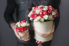 Le groupe riche d'eustoma et de roses roses fleurit, bouquet frais disponible de ressort à lame vert Fond d'été composition image libre de droits Le groupe riche d'eustoma et de roses roses fleurit, bouquet frais disponible de ressort à lame vert Fond d'été composition image libre de droits