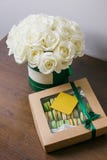 Le groupe riche d'eustoma et de roses roses fleurit, bouquet frais disponible de ressort à lame vert Fond d'été composition photos libres de droits Le groupe riche d'eustoma et de roses roses fleurit, bouquet frais disponible de ressort à lame vert Fond d'été composition photos libres de droits