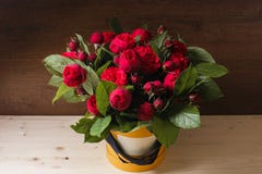 Le groupe riche d'eustoma et de roses roses fleurit, bouquet frais disponible de ressort à lame vert Fond d'été composition photos libres de droits Le groupe riche d'eustoma et de roses roses fleurit, bouquet frais disponible de ressort à lame vert Fond d'été composition photos libres de droits