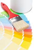 Le guide de nuancier avec la brosse et la peinture bucket photographie stock libre de droits Le guide de nuancier avec la brosse et la peinture bucket photographie stock libre de droits