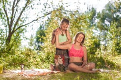 Le guérisseur donne à son client un massage régénérateur à la lumière du soleil images stock Le guérisseur donne à son client un massage régénérateur à la lumière du soleil images stock
