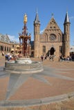 Le Hall du chevalier de Ridderzaal, qui forme le centre du Binnenhof château gothique de 13 siècles, avec la fontaine néogothique photo stock Le Hall du chevalier de Ridderzaal, qui forme le centre du Binnenhof château gothique de 13 siècles, avec la fontaine néogothique photo stock