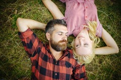 Le hippie et la fille apprécient le jour d'été sur la nature Les couples dans l'amour détendent sur l'herbe verte Homme et femme images stock Le hippie et la fille apprécient le jour d'été sur la nature Les couples dans l'amour détendent sur l'herbe verte Homme et femme images stock