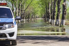 Le inondazioni hanno sommerso una via Sommergendosi su una strada immagine stock libera da diritti Le inondazioni hanno sommerso una via Sommergendosi su una strada immagine stock libera da diritti