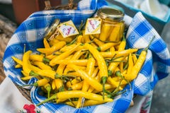 Le jaune frais de jardin poivre à un marché des agriculteurs photo libre de droits Le jaune frais de jardin poivre à un marché des agriculteurs photo libre de droits