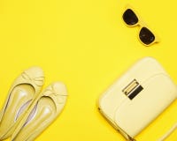 Le jaune à la mode de mode a dénommé la femme, collection d'accessoires sur le fond jaune, concept d'été, configuration d'apparte image libre de droits Le jaune à la mode de mode a dénommé la femme, collection d'accessoires sur le fond jaune, concept d'été, configuration d'apparte image libre de droits