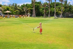 Le jeu d'enfant, le bain et l'éclaboussure sous l'eau équipent le jet d'arroseuses photos libres de droits Le jeu d'enfant, le bain et l'éclaboussure sous l'eau équipent le jet d'arroseuses photos libres de droits