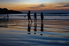 Le jeu d'enfants sur l'Océan Indien de coucher du soleil photographie stock Le jeu d'enfants sur l'Océan Indien de coucher du soleil photographie stock