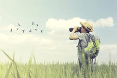 Le jeune birdwatcher regarde avec ses jumelles le monde d'oiseau image libre de droits Le jeune birdwatcher regarde avec ses jumelles le monde d'oiseau image libre de droits