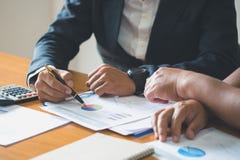 Le jeune businessteam travaillent sur des statistiques et des graphiques de gestion, discutant les diagrammes et les graphiques d images stock Le jeune businessteam travaillent sur des statistiques et des graphiques de gestion, discutant les diagrammes et les graphiques d images stock