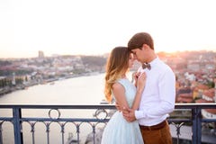 Le jeune couple heureux se tient sur le fond Porto images stock Le jeune couple heureux se tient sur le fond Porto images stock