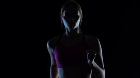 Le jeune de fille dans le dessus rose fonctionne sur un fond noir Silhouette Mouvement lent Fin vers le haut banque de vidéos Le jeune de fille dans le dessus rose fonctionne sur un fond noir Silhouette Mouvement lent Fin vers le haut banque de vidéos