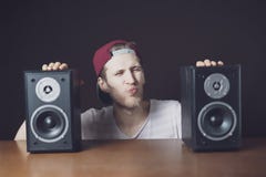 Le jeune homme audiophile écoutent la musique bruyante des haut-parleurs f photos libres de droits Le jeune homme audiophile écoutent la musique bruyante des haut-parleurs f photos libres de droits