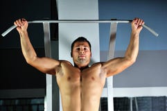 Le jeune homme avec fait violence l'élaboration en gymnastique photo libre de droits Le jeune homme avec fait violence l'élaboration en gymnastique photo libre de droits