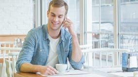 Le jeune homme bel a un entretien de téléphone banque de vidéos Le jeune homme bel a un entretien de téléphone banque de vidéos